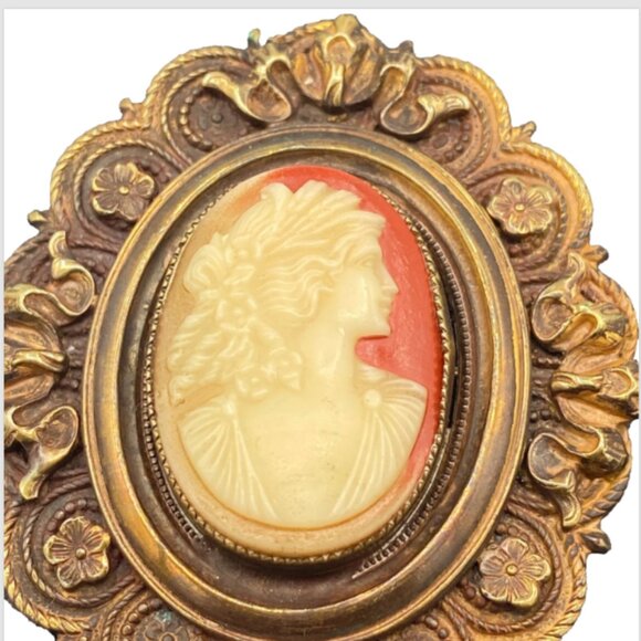 Antique Victorian Celluloid “First Plastic” Cameo Brooch Pin,Ornate Golden Frame - Picture 4 of 9